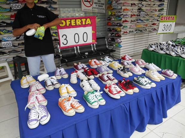em Caracas um par de tênis importado custa menos de dez dólares.