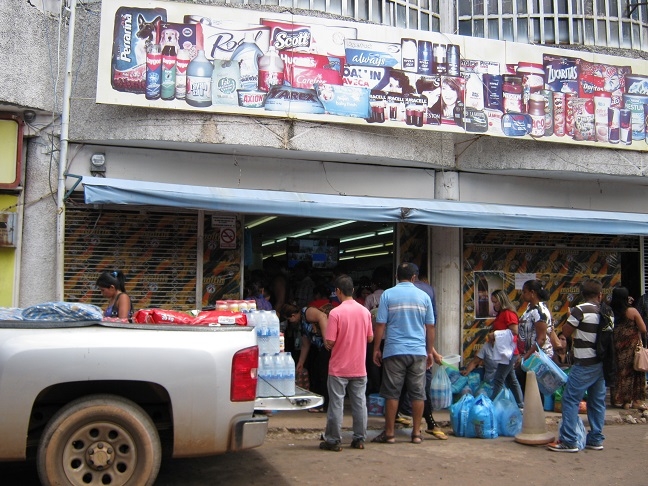 em Santa Elena de uairen os muambeiros brasileiros fazem as suas compras.