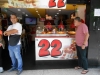 em Caracas um pedaço de pizza custa 22 bolivares menos de um dólar.