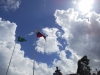 na fronteira como uma pintura no céu as bandeiras do Brasil e da Venezuela.